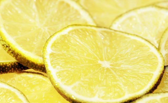 Tehlovo-červené šaty: 5 perfektných farebných kombinácií