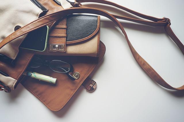 Jak ušiť kabelku z nohavíc na zips: Upcycling v praxi