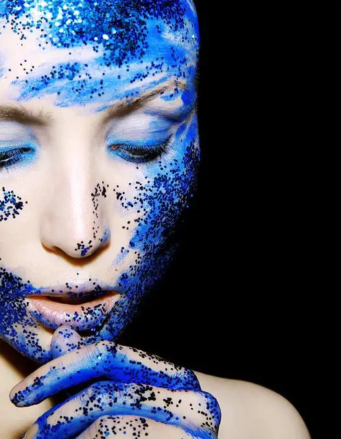 Tipy na make-up, ktorý skvelo doplní váš modrý outfit