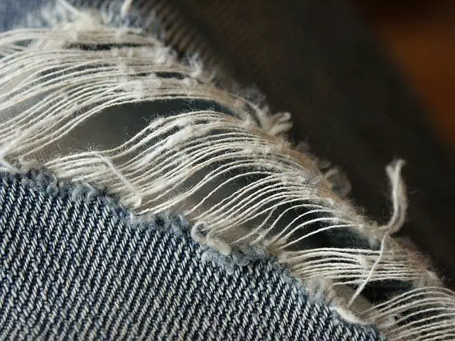 Džínsy z fast fashion: Pozitíva a negatíva