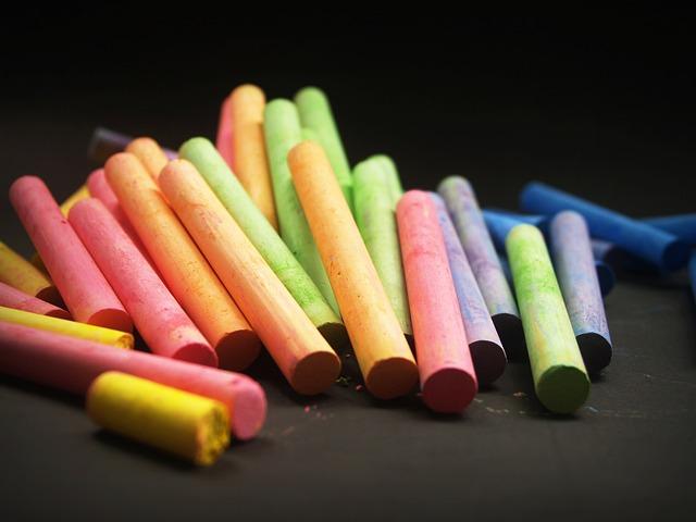Chudobné materiály: Ať vaše večerné šaty žiaria bez ohľadu na cenu