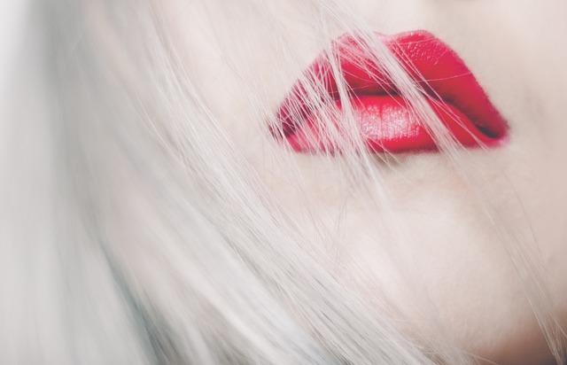Krásne a sofistikované make-up návrhy pre ‌dokonalú harmóniu s ‌čiernymi ​šatami