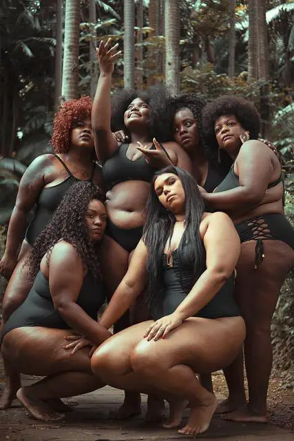 Ako si vybrať ideálne plus size šaty podľa svojho typu postavy