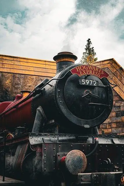 Jak ušiť plášť Harryho Pottera: Kúzlo módy pre fanúšikov